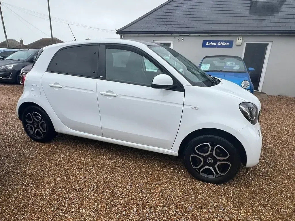 Used Smart ForFour Premium 71 HP (52 kW) 2016 White Hatchback