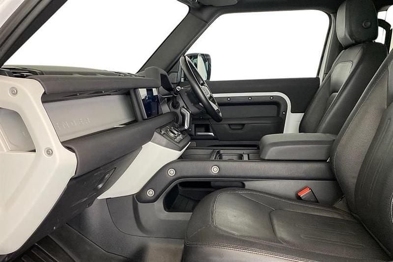 Used Land Rover Defender Dynamic 250 HP (183 kW) 2022 Fuji white Estate