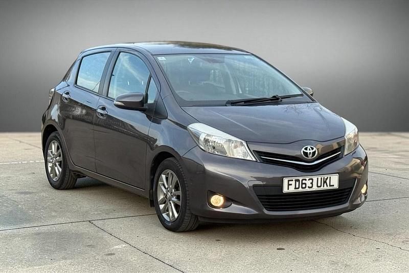 Used Toyota Yaris Multidrive S 99 HP (72 kW) 2014 Grey Hatchback