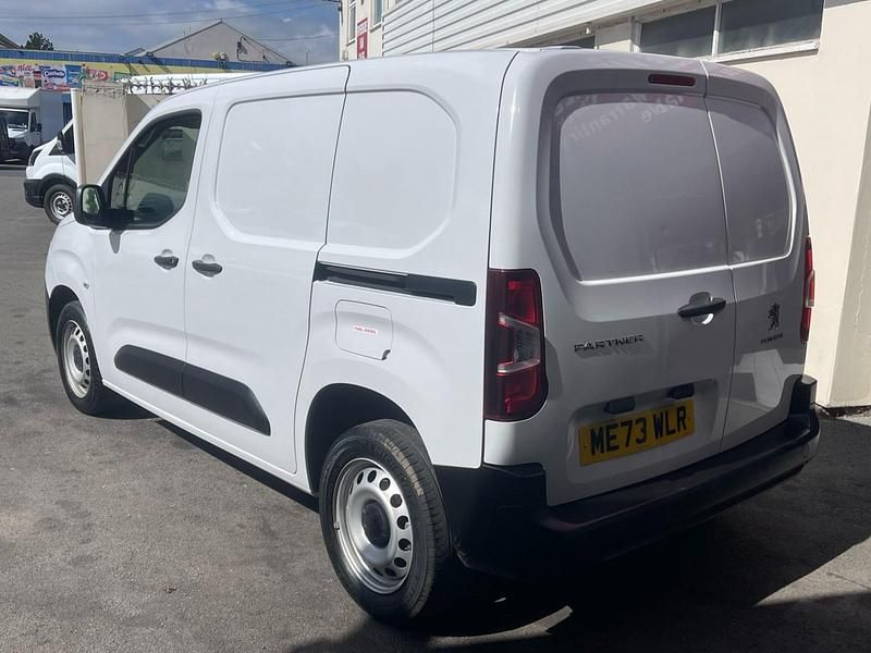 Usado Peugeot Partner Premium 131 HP (96 kW) 2024 Branco Monovolume