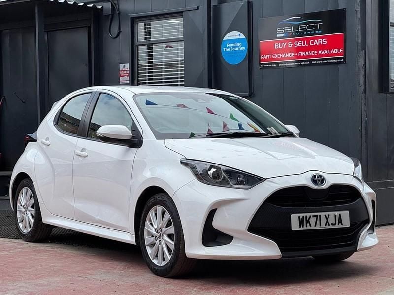 White Used 2021 Toyota Yaris Hybrid Hatchback | £12,389 (Good price) - Image 1/4
