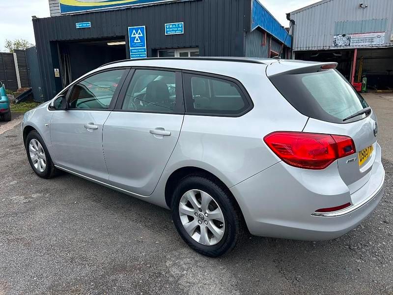 Used Vauxhall Astra Design Edition 2015 Silver Estate