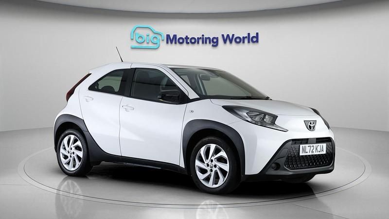 Used Toyota Aygo X PURE 72 HP (52 kW) 2022 White SUV