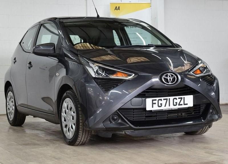Usado Toyota Aygo X-play 71 HP (52 kW) 2021 Cinzento Citadino