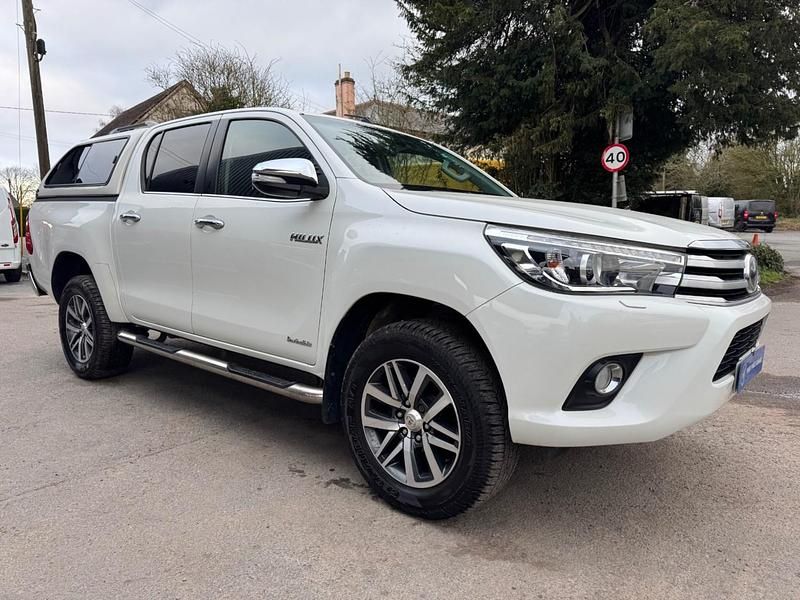 Used Toyota HiLux 150 HP (110 kW) 2016 White Pickup