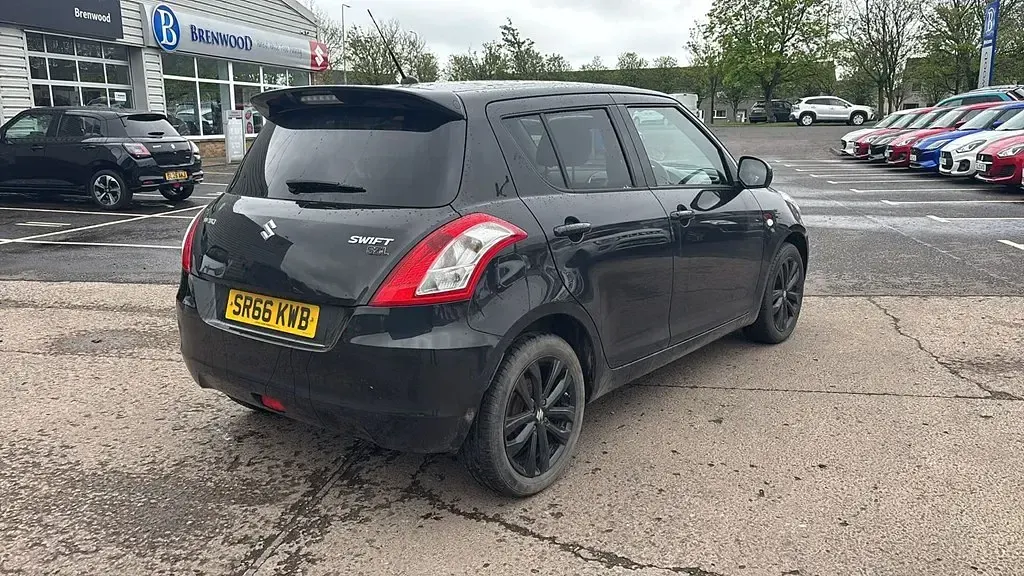 Usado Suzuki Swift SZ-L 94 HP (69 kW) 2016 Preto Citadino