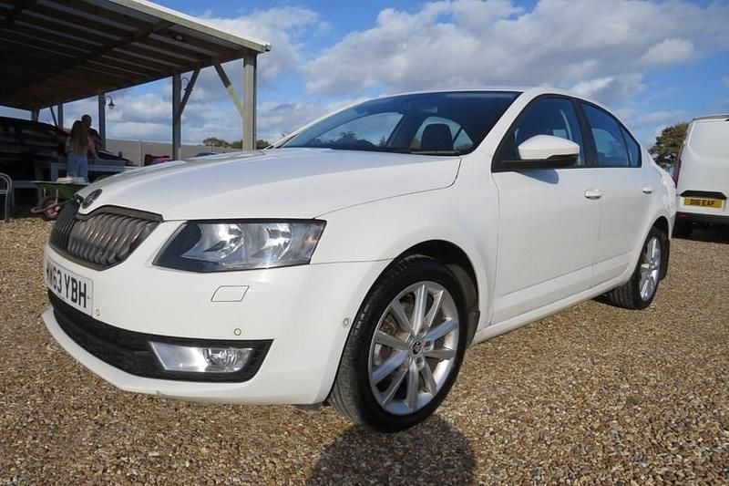 White Used 2013 Skoda Octavia Elegance Hatchback | £4,950 (Fair price) - Image 1/1