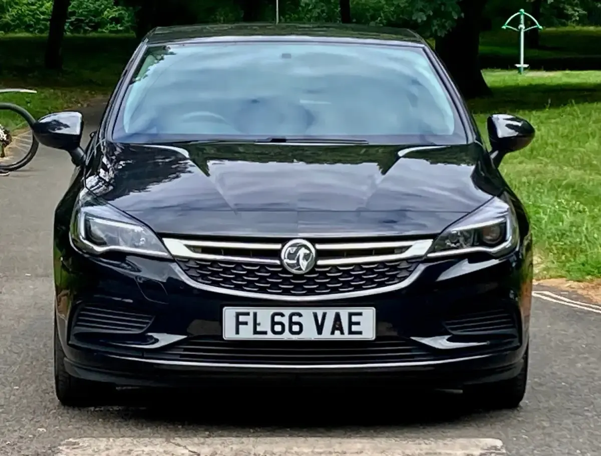 Used Vauxhall Astra Design Edition 105 HP (77 kW) 2016 Black Hatchback