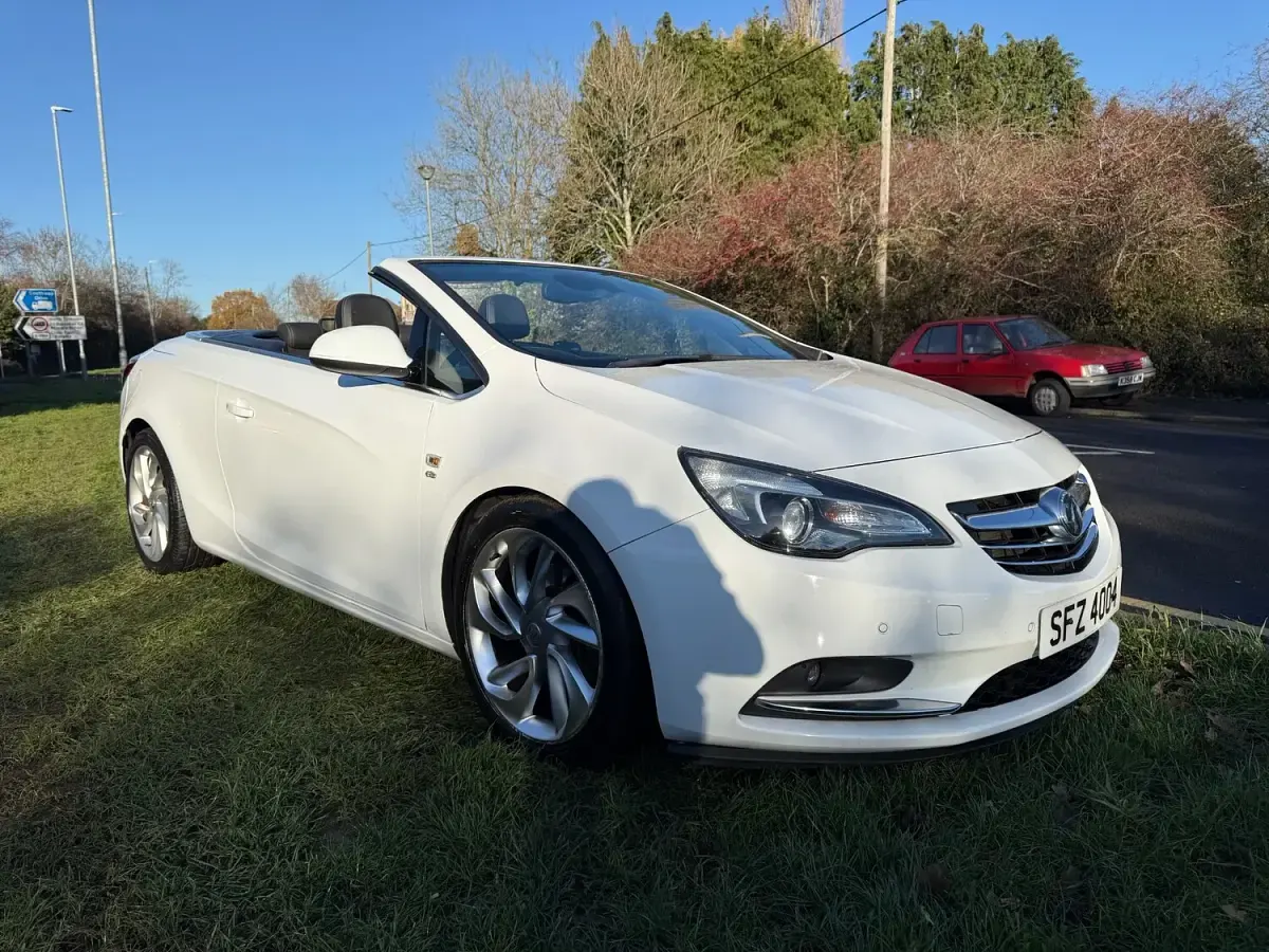 Used Vauxhall Cascada Elite 195 HP (143 kW) 2014 White Cabriolet