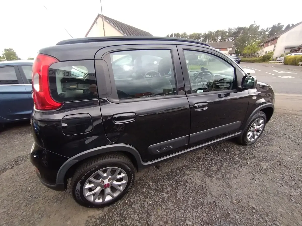 Używany Fiat Panda 4x4 85 KM (62 kW) 2019 Czarny Hatchback