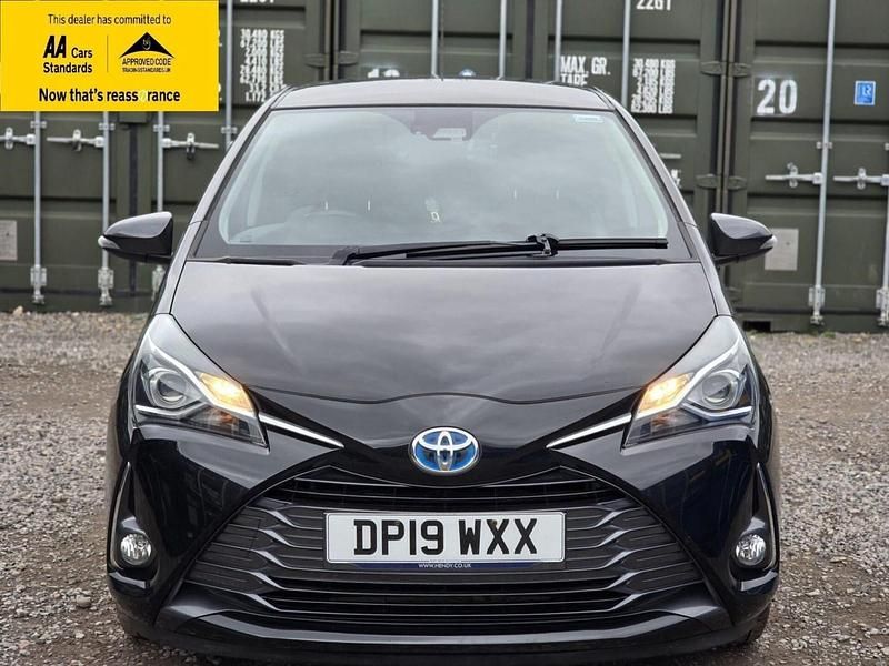 Used Toyota Yaris Hybrid 100 HP (73 kW) 2019 Black Hatchback