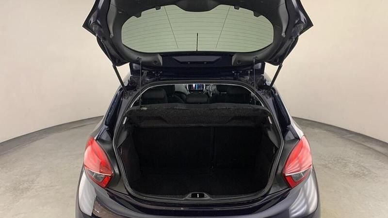 Used Peugeot 208 Signature Sky 81 HP (59 kW) 2019 Blue Hatchback