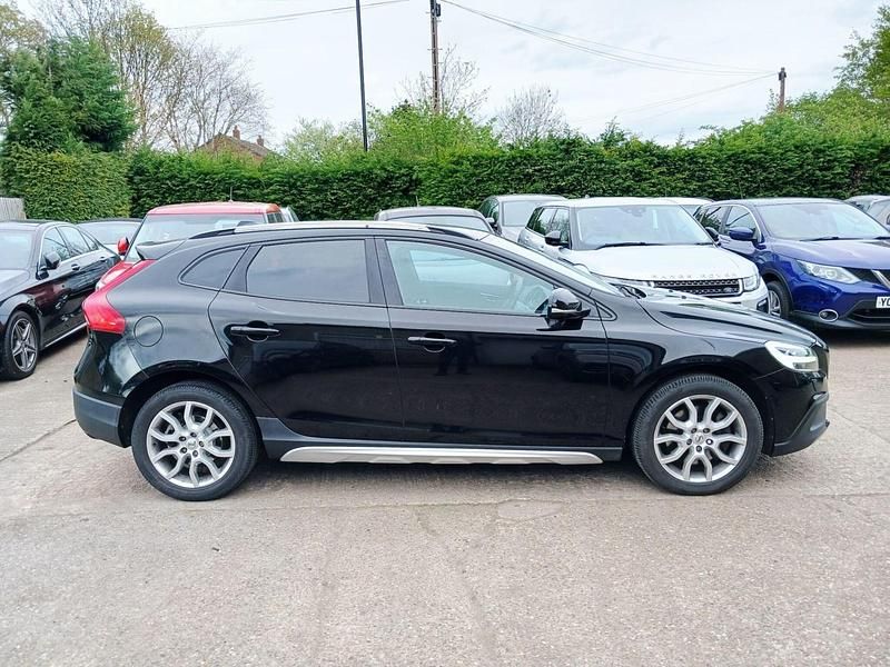 Begagnad Volvo V40 Pro 2018 Svart Halvkombi