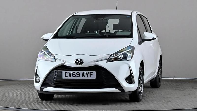 Used Toyota Yaris 111 HP (81 kW) 2019 White Hatchback