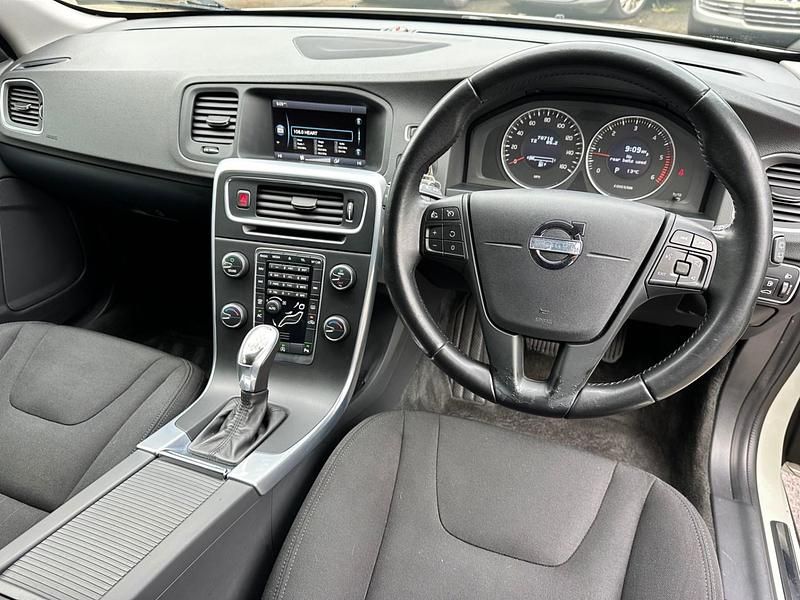 Used Volvo V60 115 HP (84 kW) 2012 White Estate