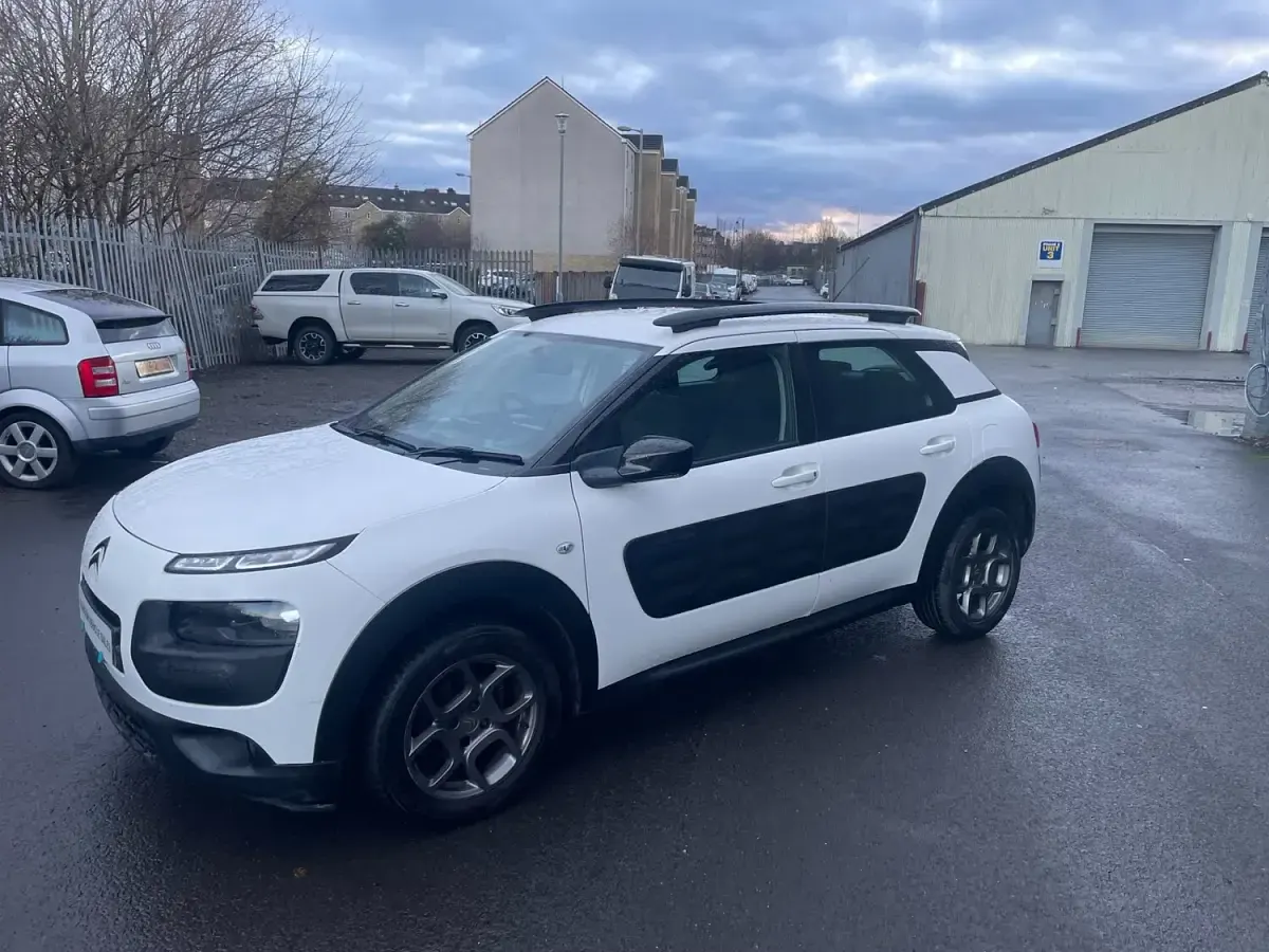 Used Citroën C4 Cactus Feel 100 HP (73 kW) 2015 White Hatchback