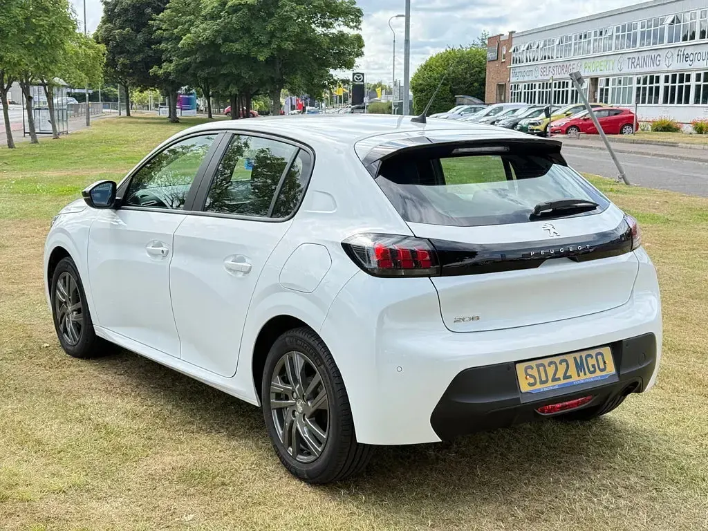 Used Peugeot 208 Active Premium 75 HP (55 kW) 2022 White Hatchback