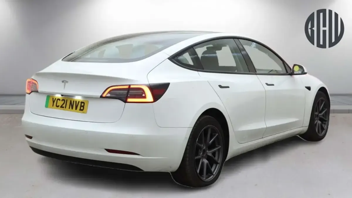 Używany Tesla Model 3 Standard Range 366 kW (498 KM) 2021 Biały Sedan/Limuzyna
