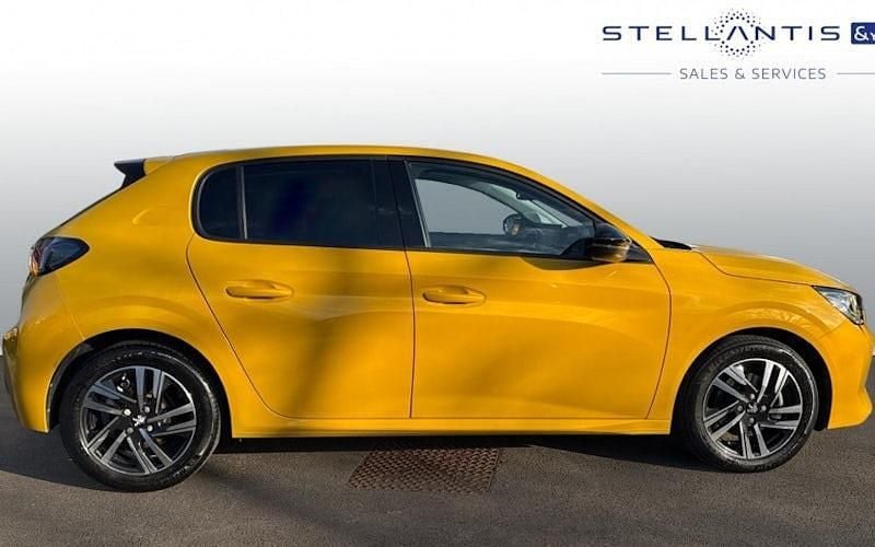 Used Peugeot 208 Allure+ 102 HP (75 kW) 2023 Yellow Hatchback