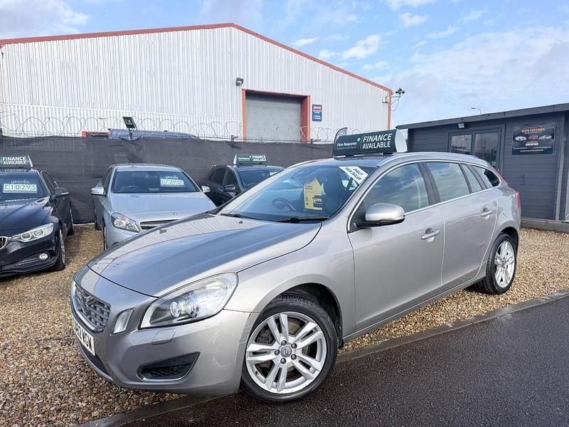 Used Volvo V60 SE Lux 115 HP (84 kW) 2012 Gold Estate
