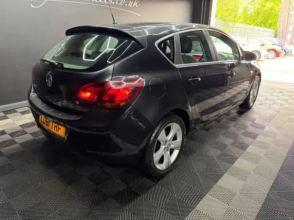 Used Vauxhall Astra SRi 115 HP (84 kW) 2011 Black Hatchback
