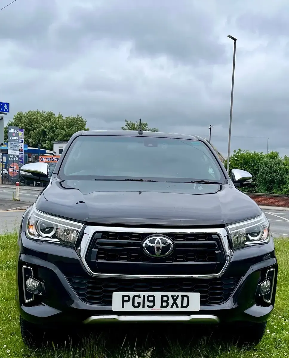 Used Toyota HiLux 150 HP (110 kW) 2019 Black Pickup
