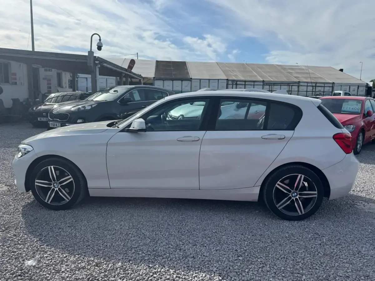 Begagnad BMW 120 Sport Line 2017 Vit Halvkombi