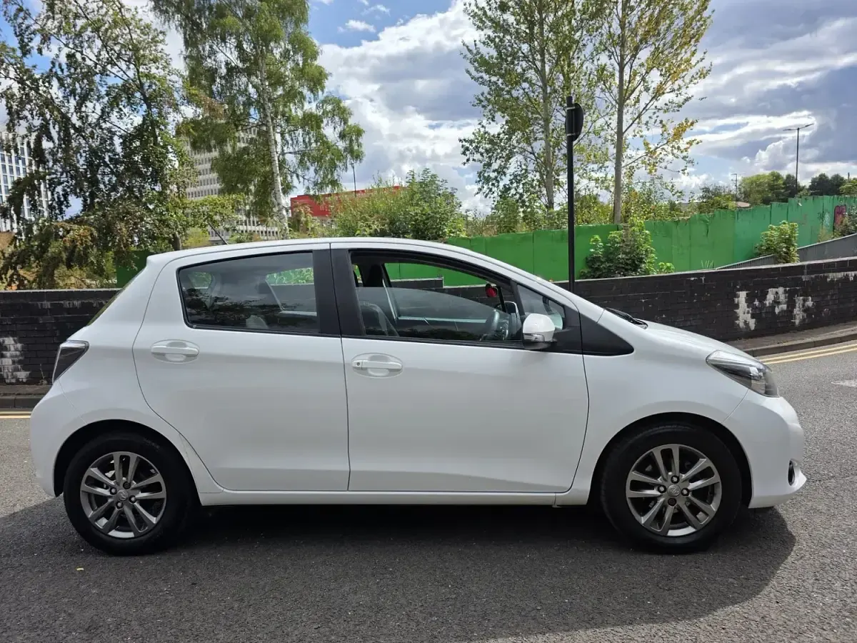 Used Toyota Yaris 99 HP (72 kW) 2014 White Hatchback