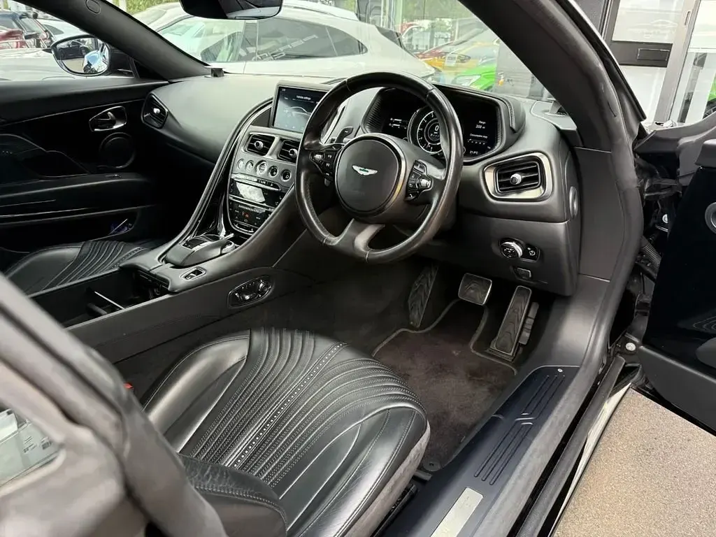 Usado Aston Martin DB11 608 CV (447 kW) 2017 Negro Coupe
