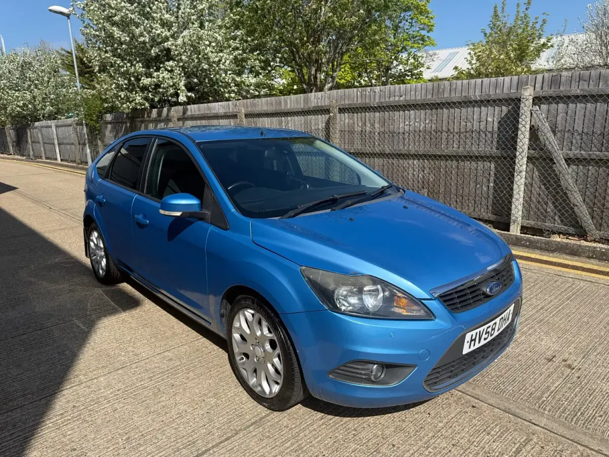 Begagnad Ford Focus Titanium 2008 Blå Halvkombi