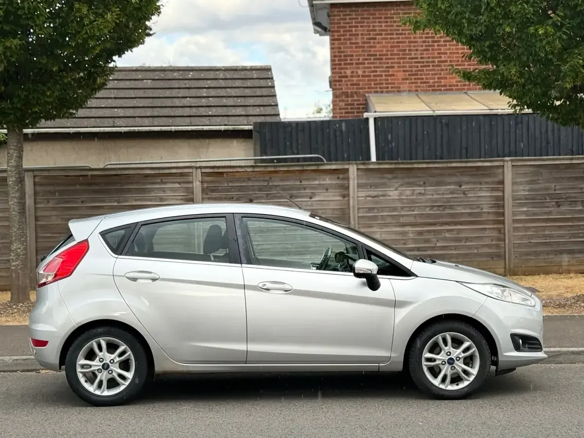 Used Ford Fiesta Zetec 82 HP (60 kW) 2015 Silver Hatchback