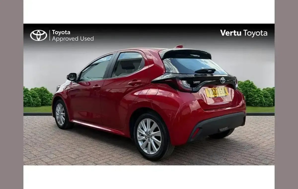 Used Toyota Yaris Hybrid 113 HP (83 kW) 2022 Red Hatchback