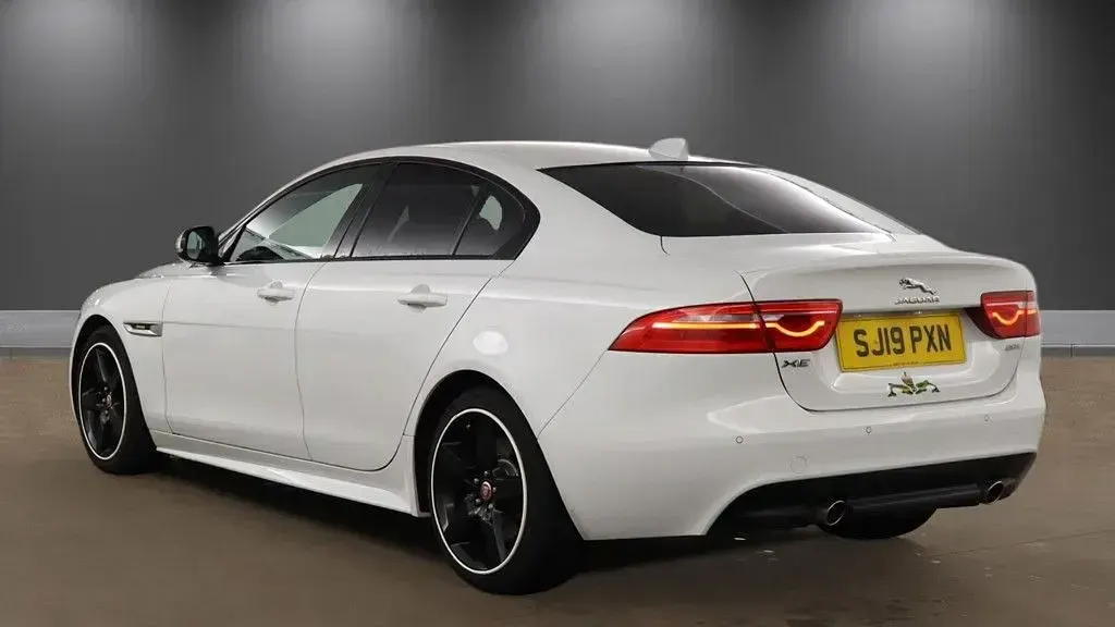 Used Jaguar XE Ingenium 200 HP (147 kW) 2019 White Sedan