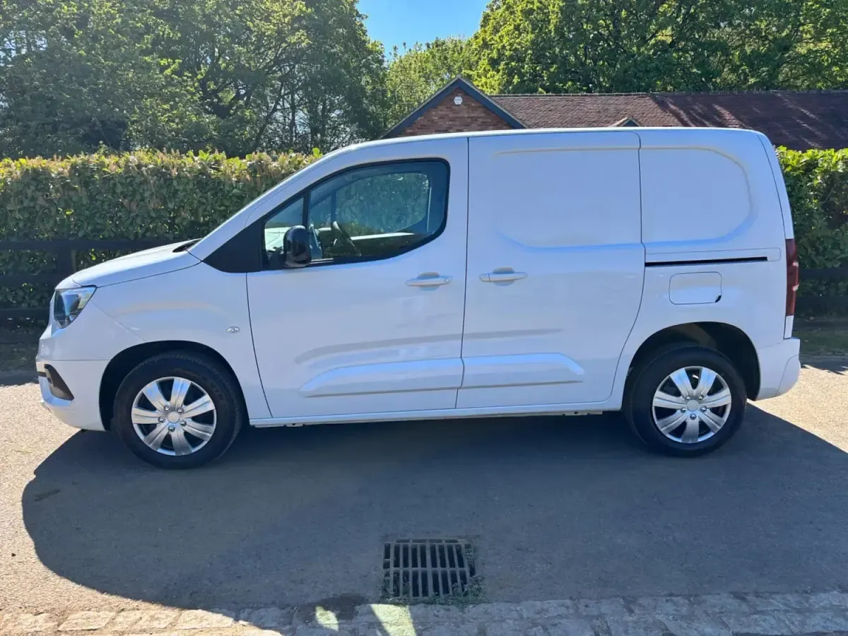 Second-hand Vauxhall Combo 100 CP (73 kW) 2023 Alb Monovolum