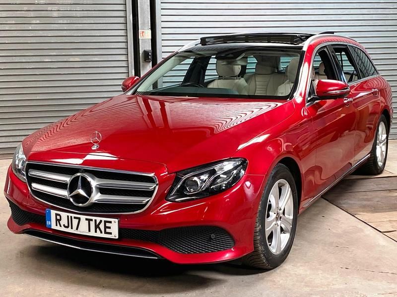 Begagnad Mercedes E220 Premium Plus 192 HK (141 kW) 2017 Röd Kombi