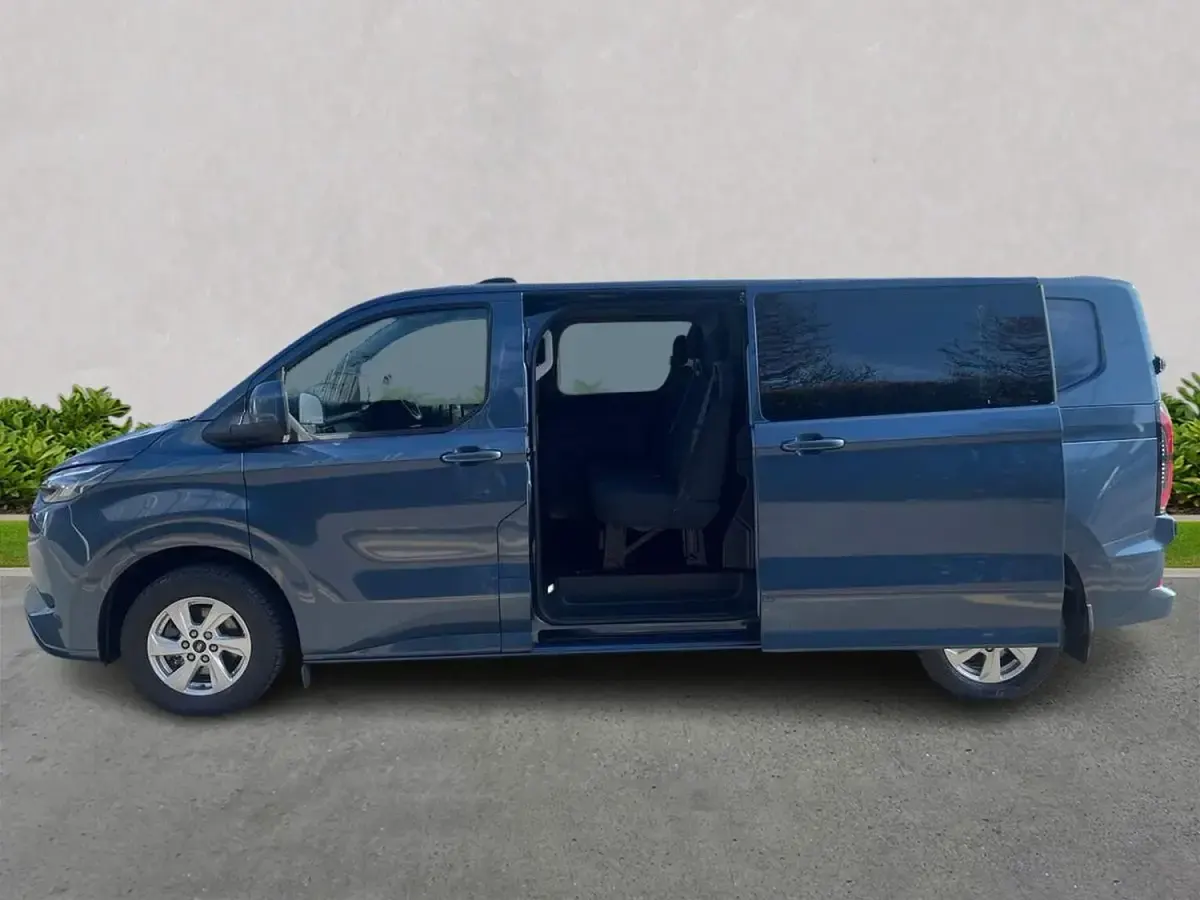 Usado Ford E-Transit Limited 100 kW (136 HP) 2024 Azul Van