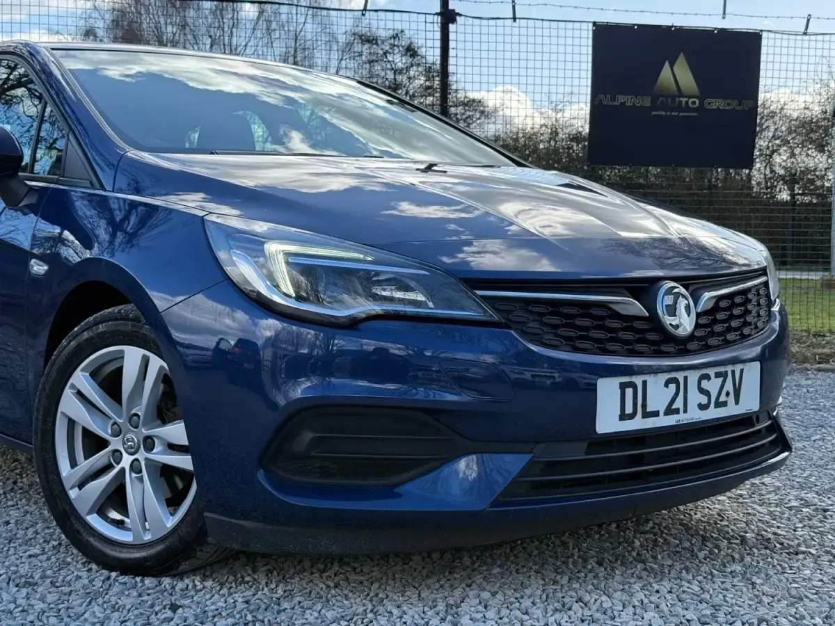 Second-hand Vauxhall Astra Business Edition 105 CP (77 kW) 2021 Albastru Hatchback