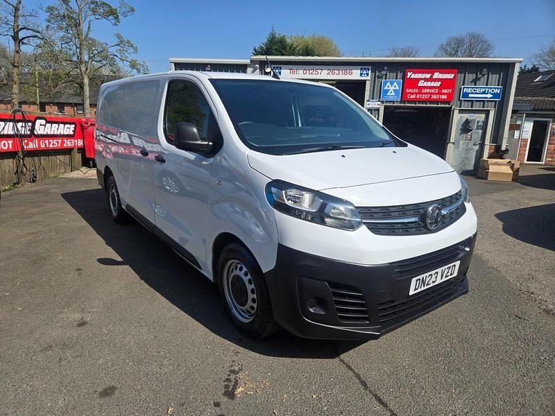 Second-hand Vauxhall Vivaro 100 CP (73 kW) 2023 Alb Monovolum