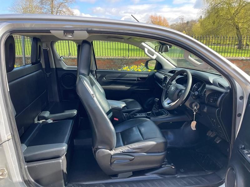 Used Toyota HiLux Active 150 HP (110 kW) 2021 Silver Pickup
