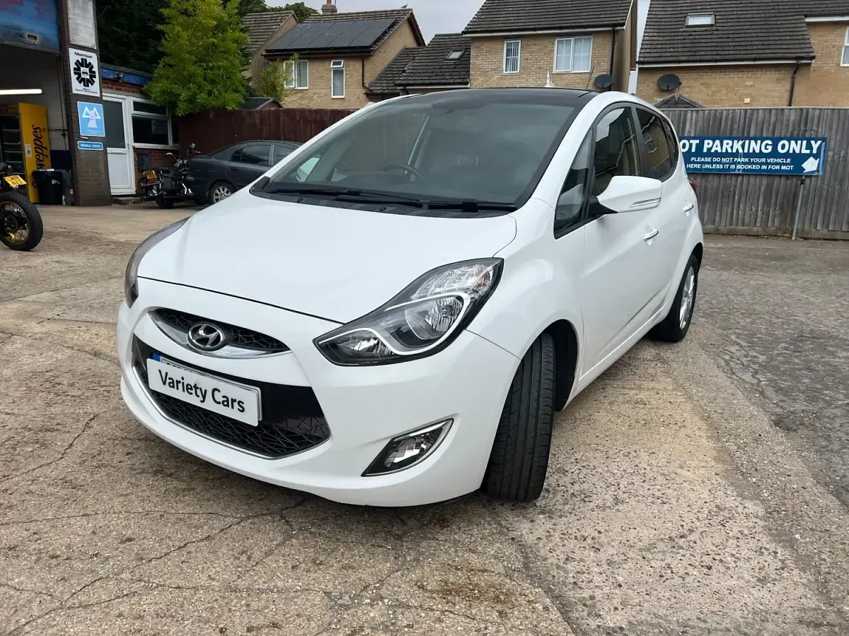 Used Hyundai ix20 Style 125 HP (91 kW) 2014 White Hatchback