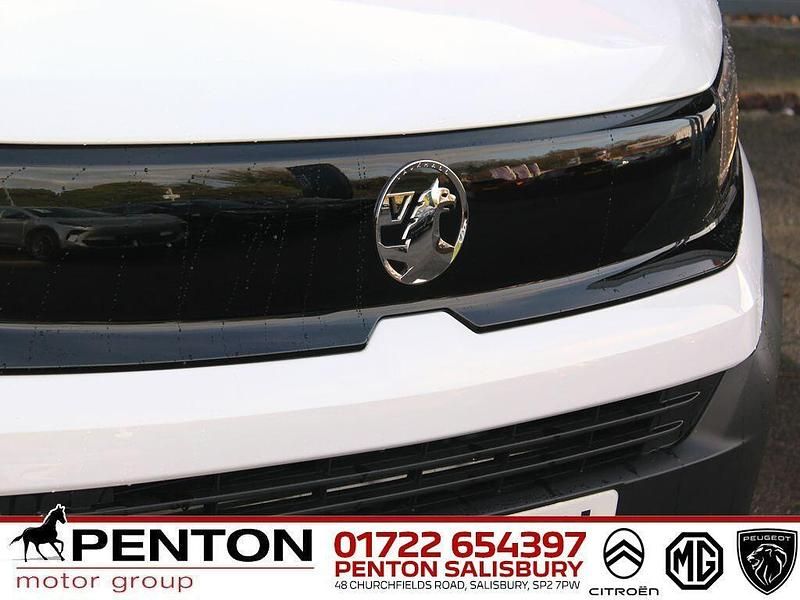 Used Vauxhall Combo S 101 HP (74 kW) 2024 White Van