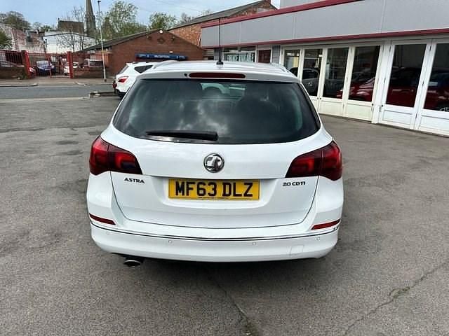 Used Vauxhall Astra S 165 HP (121 kW) 2013 White Estate