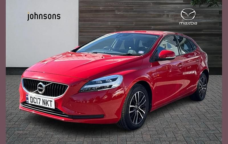 Used Volvo V40 Momentum 120 HP (88 kW) 2017 Red Hatchback