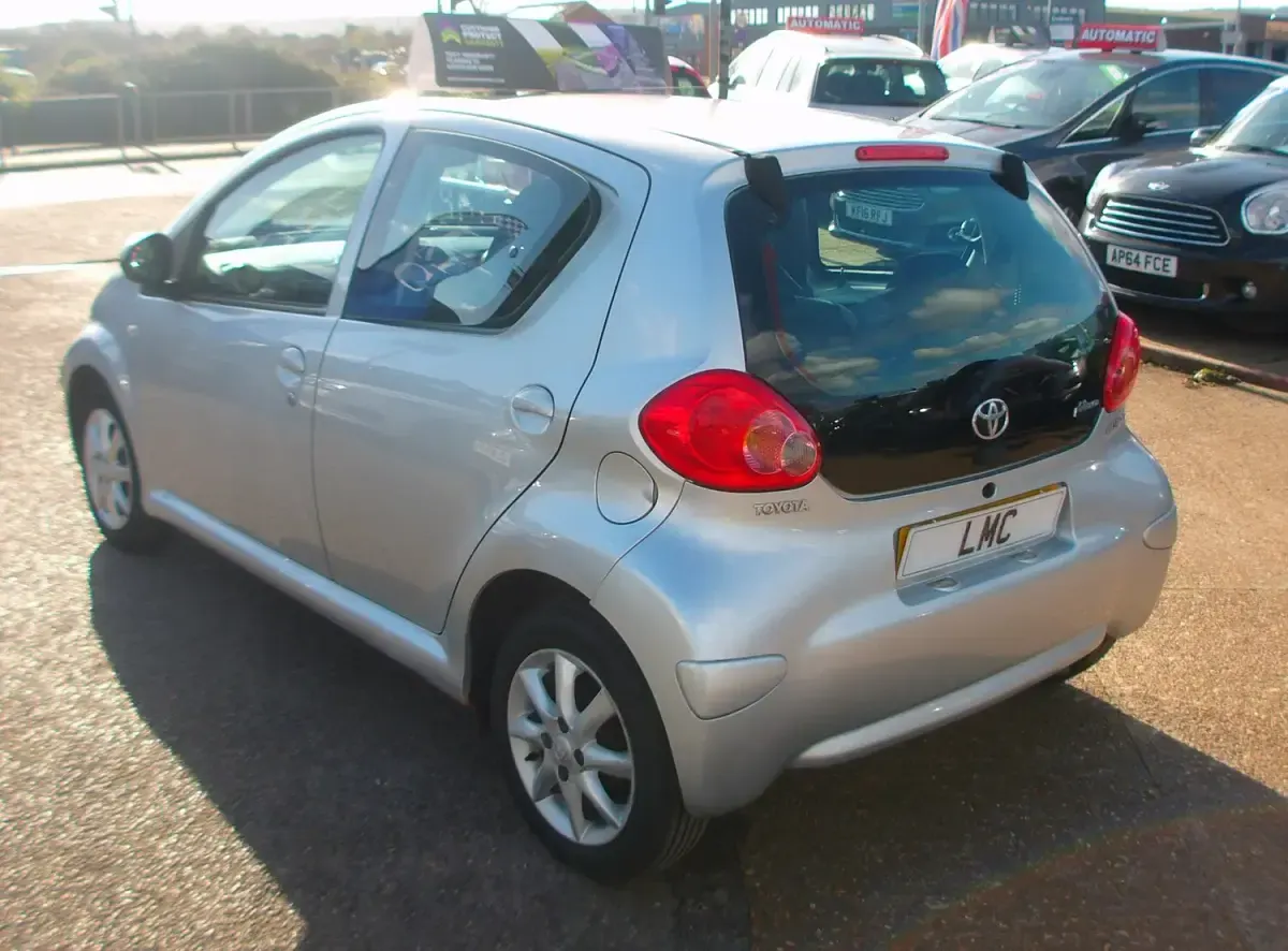 Begagnad Toyota Aygo Platinum 67 HK (49 kW) 2008 Silver Halvkombi