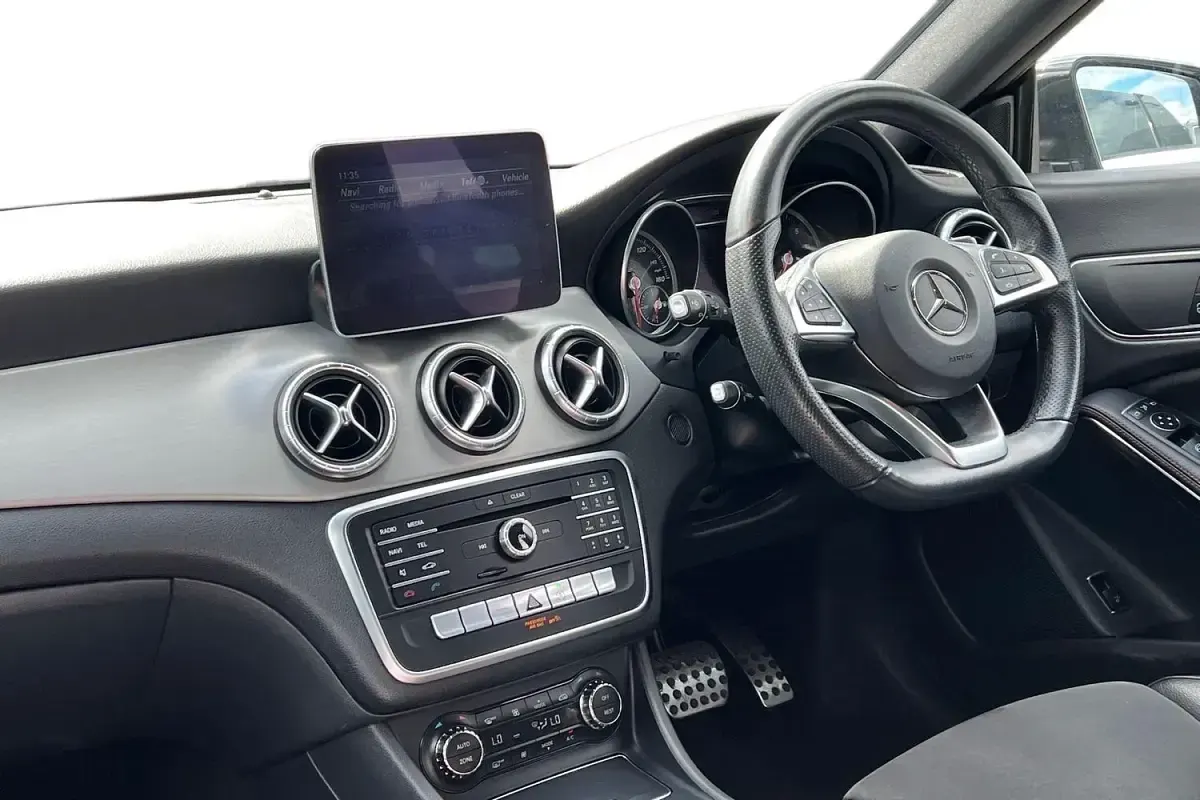 Usado Mercedes CLA220 AMG line 2018 Prateado Sedan