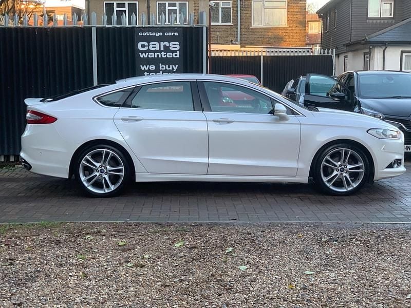 Used Ford Mondeo Titanium 180 HP (132 kW) 2015 White Hatchback