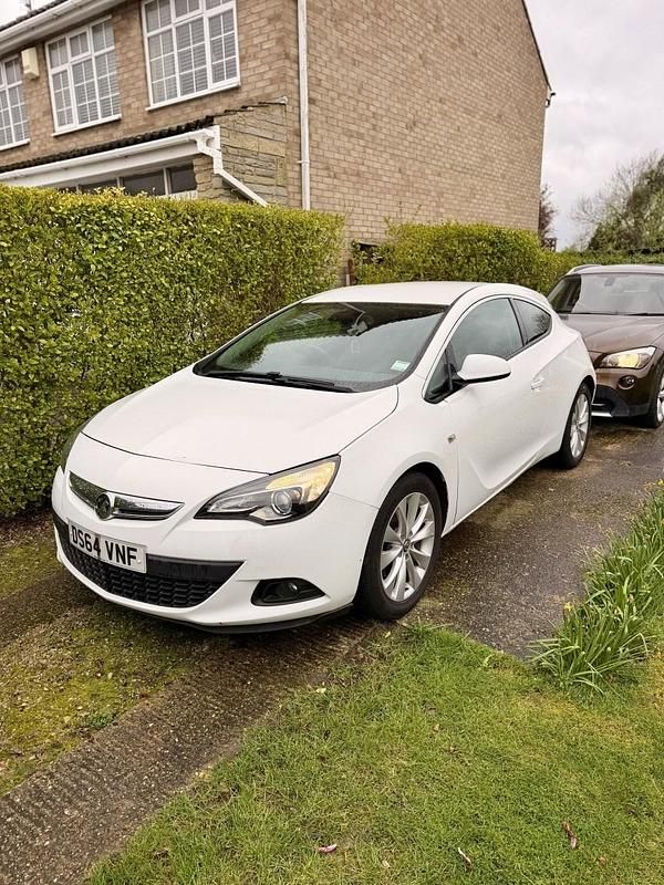 Used Vauxhall Astra GTC SRi 2014 White Coupe