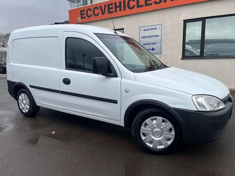 Used Vauxhall Combo 75 HP (55 kW) 2011 White MPV