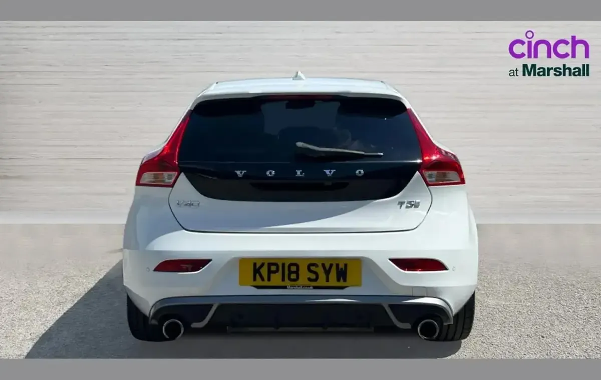 Used Volvo V40 R-Design Pro 152 HP (111 kW) 2018 White Hatchback