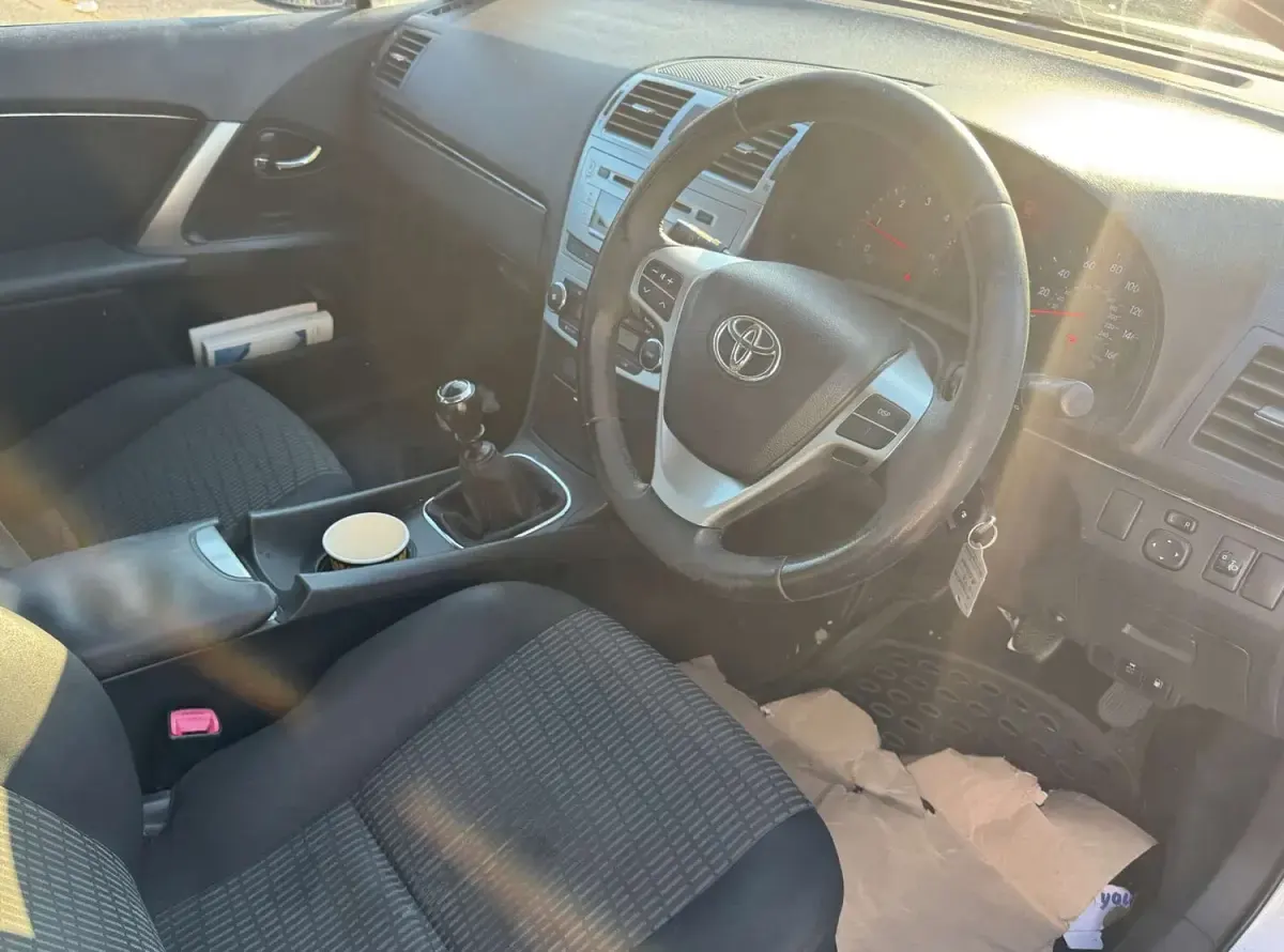 Used Toyota Avensis Active 126 HP (92 kW) 2014 Silver Sedan